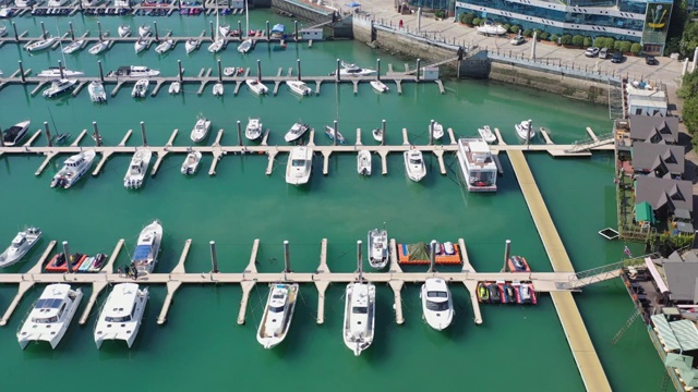 青岛海滨风光海边的游艇码头视频素材
