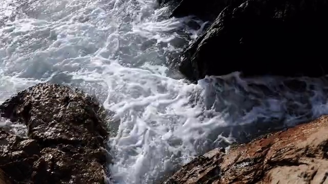 海边海浪拍打岩石视频下载