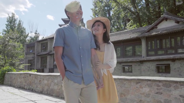 快乐的年轻情侣一起旅游度假视频素材
