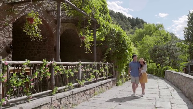快乐的年轻情侣一起旅游度假视频素材