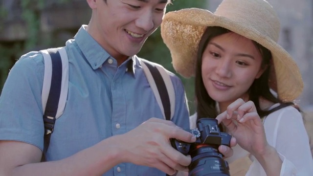 快乐的年轻情侣一起旅游度假视频下载