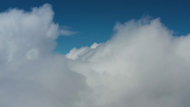 云中飞行视频素材