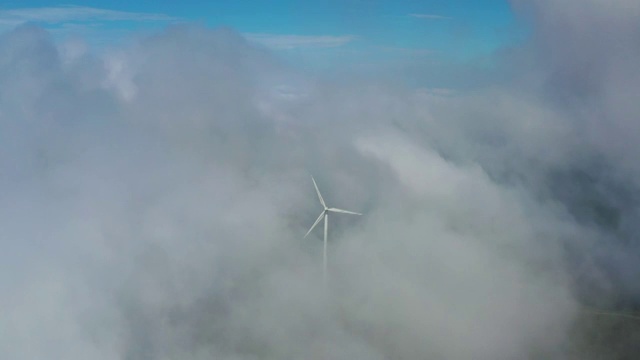 云雾中的风车视频素材
