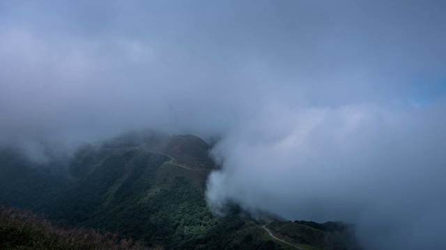 山顶翻滚的云雾视频素材