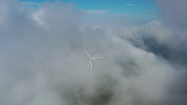 飞进云雾中的风车视频素材