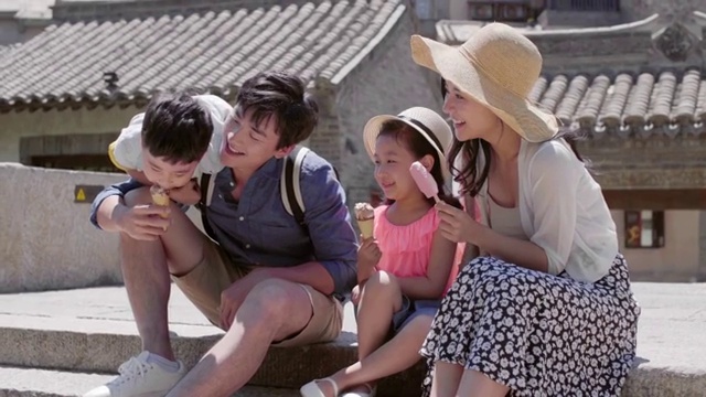 快乐的年轻家庭吃冰淇淋视频素材