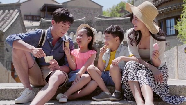 快乐的年轻家庭吃冰淇淋视频素材