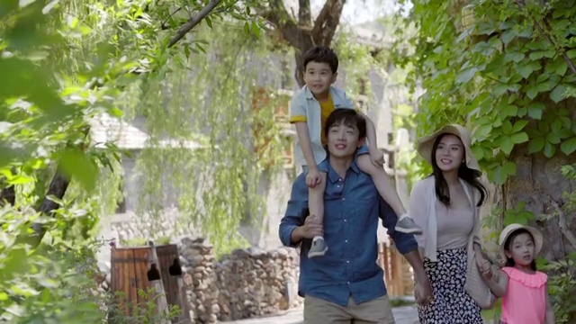 快乐的年轻家庭旅游度假视频下载
