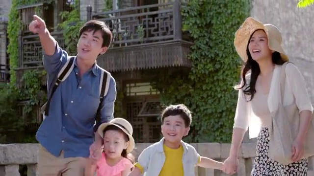 快乐的年轻家庭旅游度假视频素材