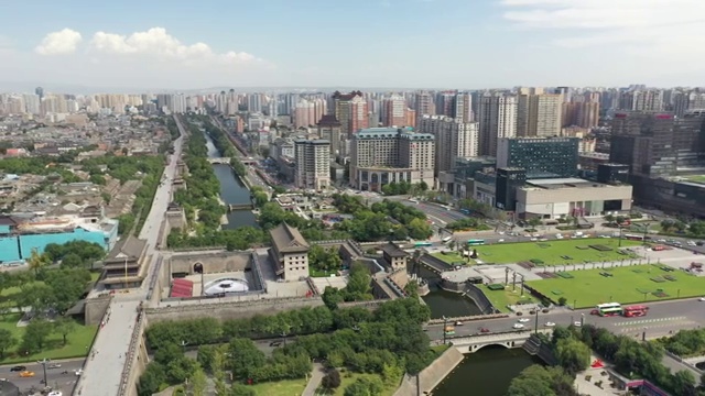 陕西西安市中心古城墙南门城市景观航拍视频素材