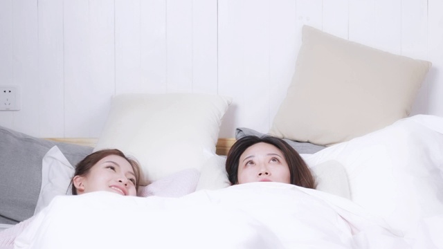 躺在床上失眠的两位美女视频素材