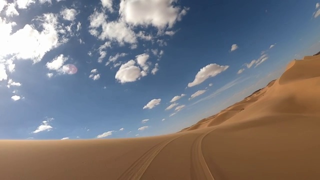 在沙漠里开越野车穿越的极限运动视频素材