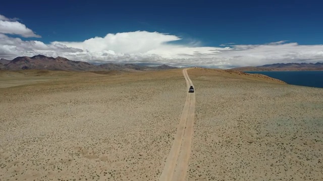 中国西藏阿里荒野无人区自驾旅行自然风光视频素材