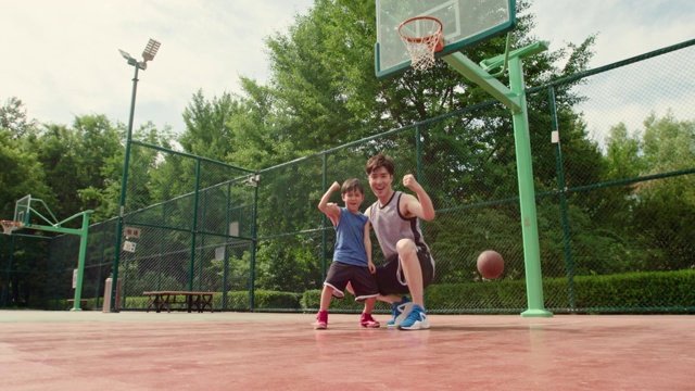 父子俩在篮球场打篮球视频下载