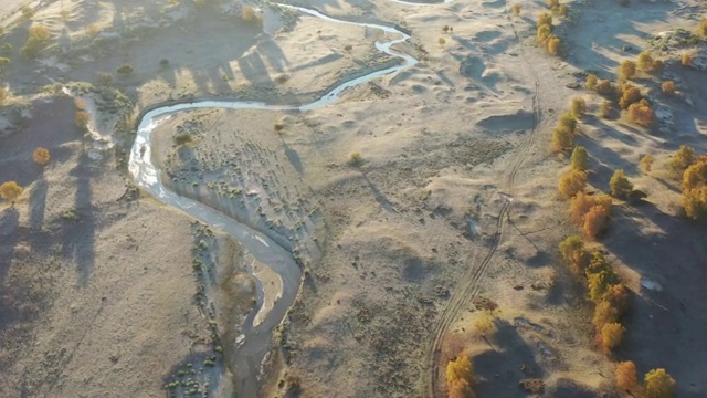航拍内蒙古乌兰布统坝上草原秋季日出河流自然风光视频素材