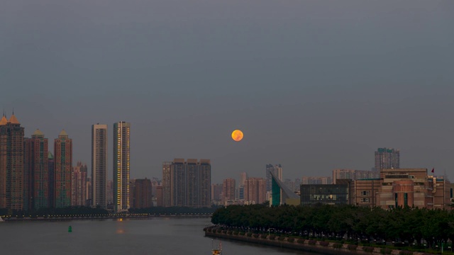 2020年广州大桥的中秋月落时分视频素材