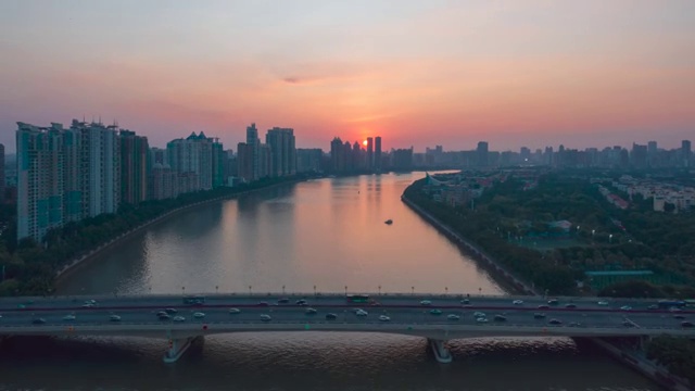 广州大桥的金色落日视频素材
