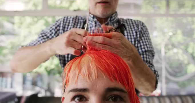 正面视图理发师剪女人的头发视频下载