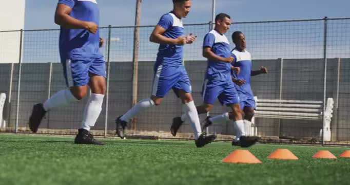 足球运动员在场上训练视频素材