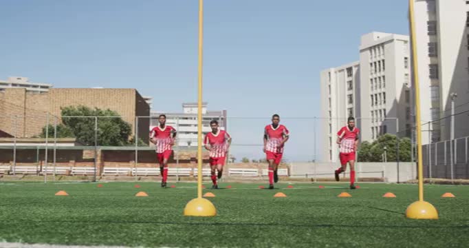 足球运动员在场上训练视频素材