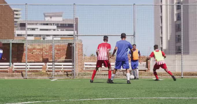 足球运动员在场上进行比赛视频素材
