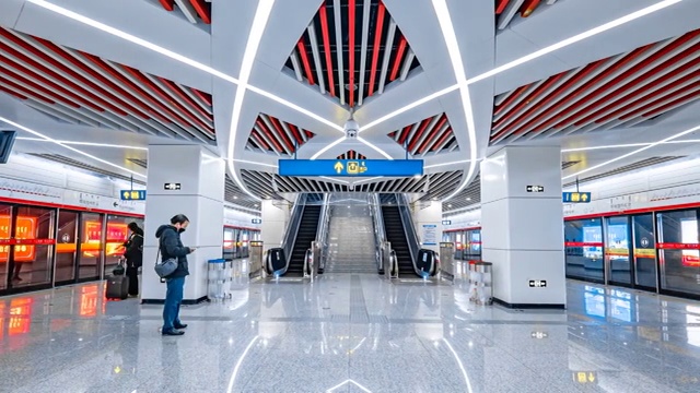 中国内蒙古呼和浩特东站地铁站来往的旅客延时摄影视频素材