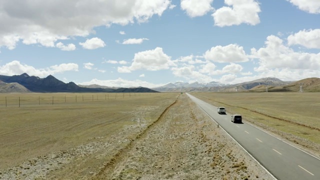 航拍青藏高原行驶中的汽车4k视频视频素材