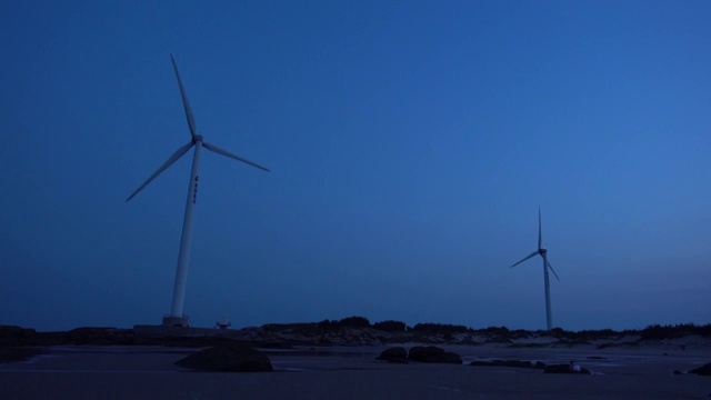 蓝色时刻的海边风电场新能源风力发电风车视频素材