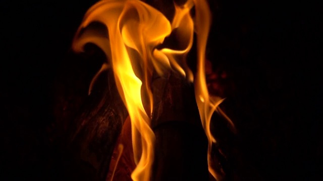 充满能量的木柴燃烧的火焰火苗慢动作特写视频素材