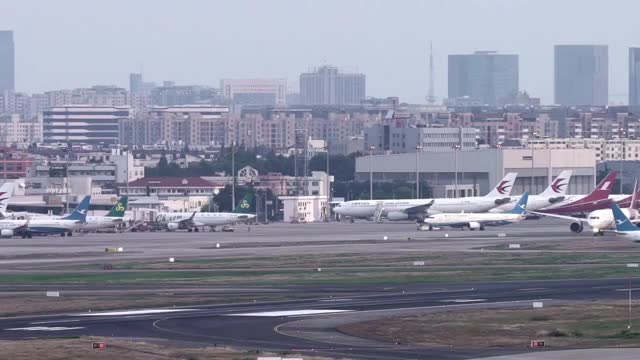 正在降落的民航客机升格视频视频素材