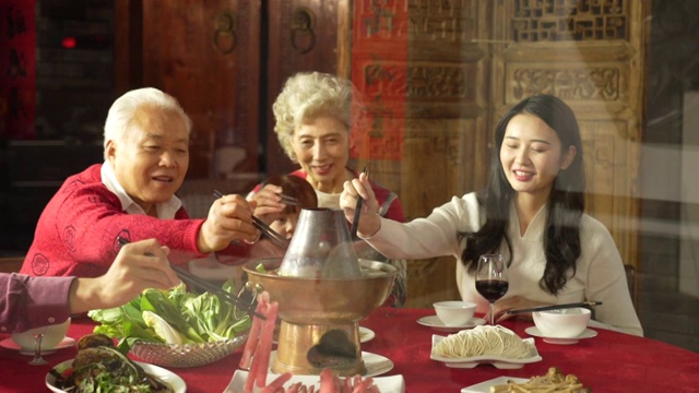 幸福东方家庭过年吃团圆饭视频素材