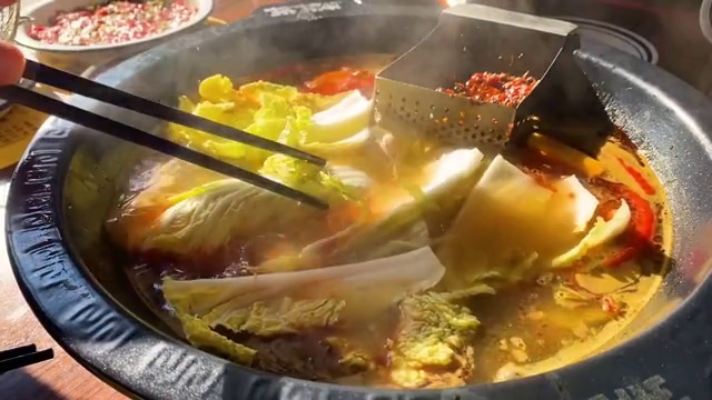在火锅中煮食物视频下载