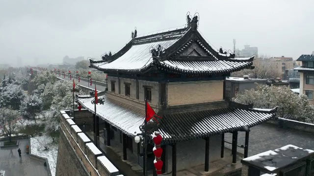 航拍雪中的西安古城墙视频素材
