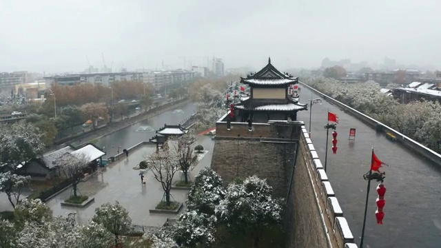 航拍雪中的西安古城墙视频素材