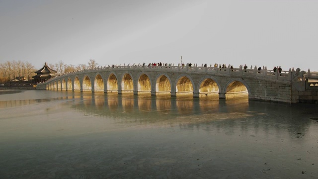 北京颐和园十七孔桥冬至金光穿洞景象视频下载