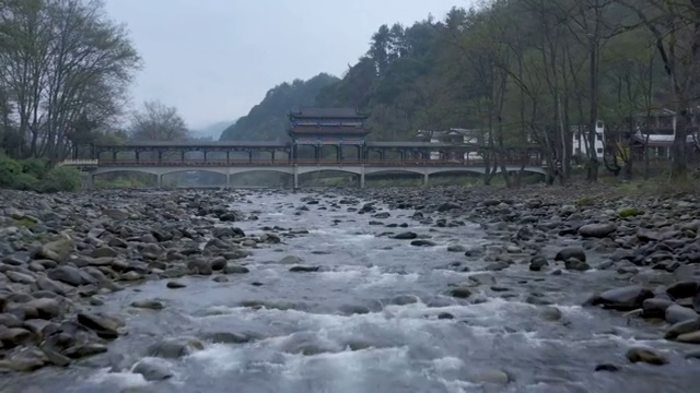 低空沿着小溪飞向风雨桥视频素材