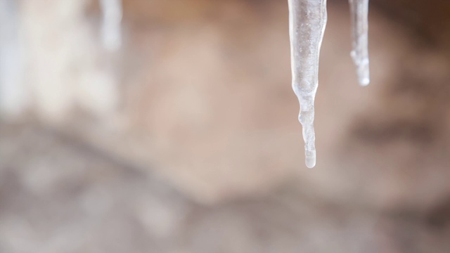 冬季冰柱慢慢融化视频素材
