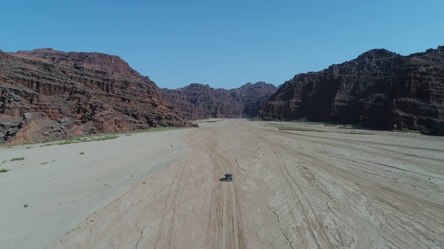 一辆汽车行驶在西北新疆温宿大峡谷视频素材