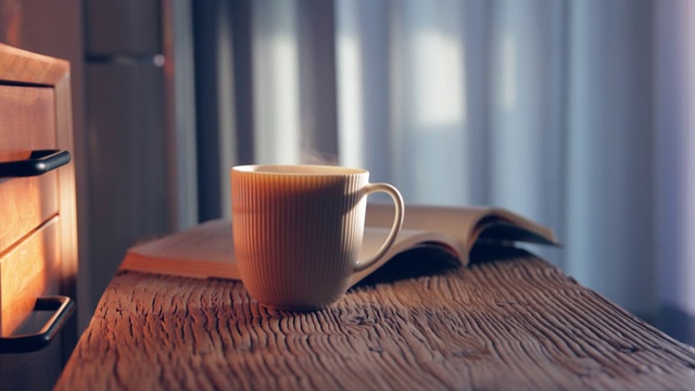 一杯咖啡和书在桌子上视频素材