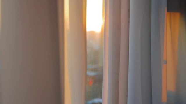 早晨的光线透过窗帘视频素材