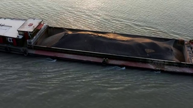 长江上的运砂船高清4k航拍视频视频下载