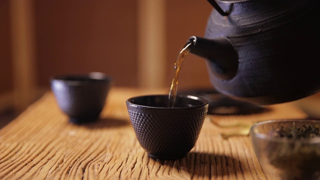 茶文化：倒茶进杯子里视频素材
