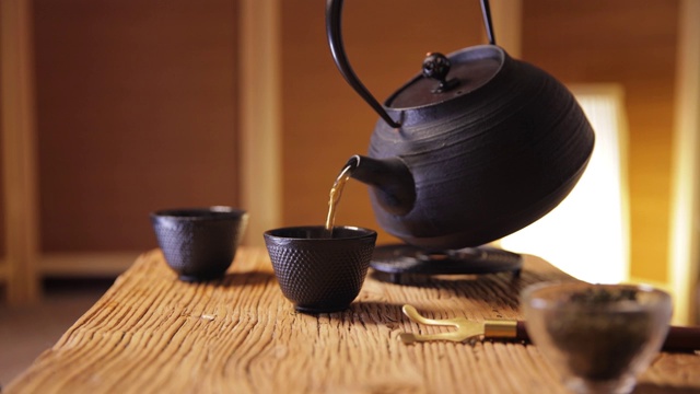 茶文化：倒茶进杯子里视频素材