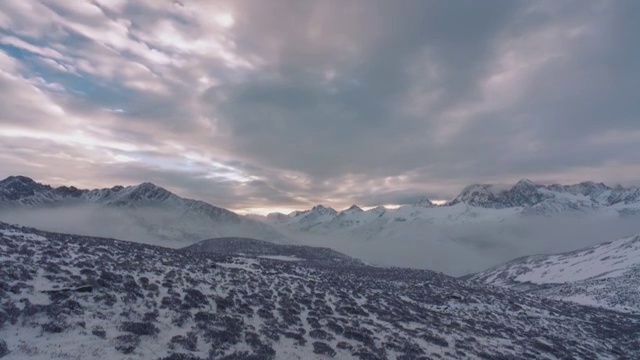 4K60P高原雪地雪山日出雾气朝阳延时视频素材