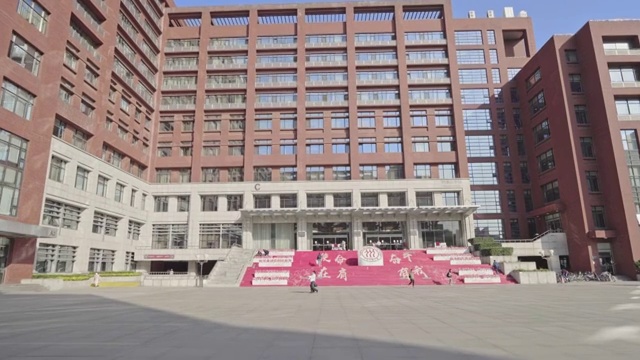 中国人民大学明德楼飞起的鸽子视频素材