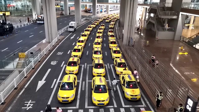 重庆机场出租车太规矩了,数百辆车整齐有序真壮观视频下载