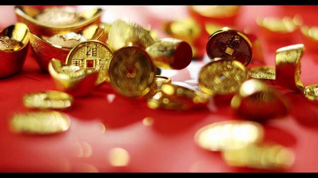 阳光透过窗花照射在福字春联及金元宝及金币上中国新年视频素材