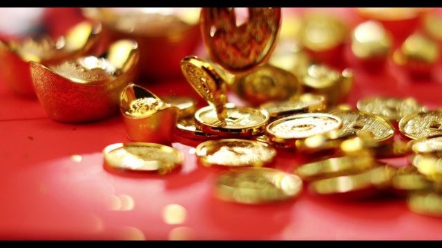 中国新年财源广进金光闪闪的金元宝及金币视频素材