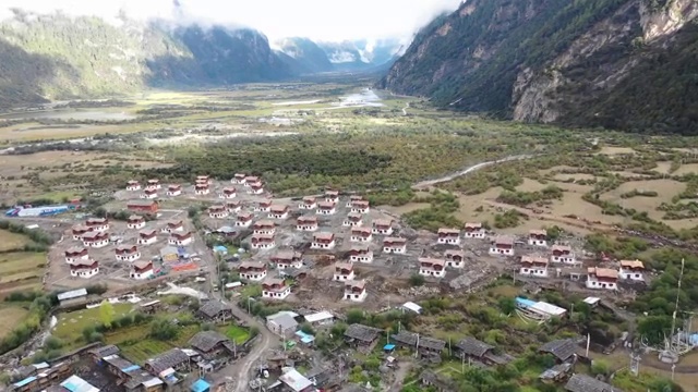 4K航拍中国西藏林芝地区巴松措错高村视频素材