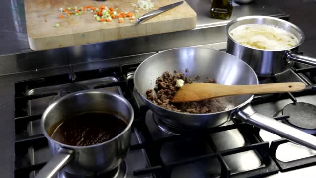 正在制作的肉酱:碎肉在平底锅里煎视频素材